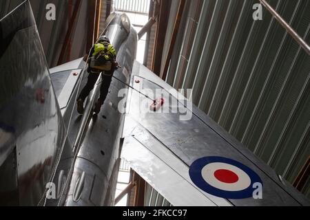 Cosford, Royaume-Uni, 30 avril 2021. Le hangar de l'exposition nationale de la Guerre froide du Musée RAF de Cosford présente un certain nombre d'avions suspendus et de gros avions, dont certains sont à plus de 100 pieds dans l'air. Avec un accès limité ou difficile pour le personnel du musée, un nettoyage annuel de l'avion plus grand et suspendu ainsi qu'une inspection des câbles de suspension sont entrepris par une équipe spécialisée utilisant une combinaison d'accès par câble et de plates-formes mécaniques. Crédit : Paul Bunch/Alay Live News Banque D'Images