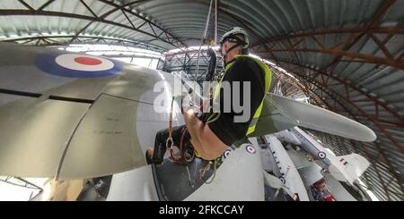 Cosford, Royaume-Uni, 30 avril 2021. Le hangar de l'exposition nationale de la Guerre froide du Musée RAF de Cosford présente un certain nombre d'avions suspendus et de gros avions, dont certains sont à plus de 100 pieds dans l'air. Avec un accès limité ou difficile pour le personnel du musée, un nettoyage annuel de l'avion plus grand et suspendu ainsi qu'une inspection des câbles de suspension sont entrepris par une équipe spécialisée utilisant une combinaison d'accès par câble et de plates-formes mécaniques. Crédit : Paul Bunch/Alay Live News Banque D'Images