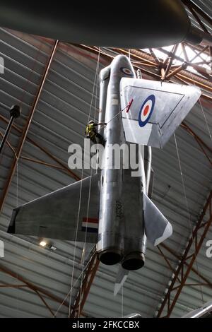 Cosford, Royaume-Uni, 30 avril 2021. Le hangar de l'exposition nationale de la Guerre froide du Musée RAF de Cosford présente un certain nombre d'avions suspendus et de gros avions, dont certains sont à plus de 100 pieds dans l'air. Avec un accès limité ou difficile pour le personnel du musée, un nettoyage annuel de l'avion plus grand et suspendu ainsi qu'une inspection des câbles de suspension sont entrepris par une équipe spécialisée utilisant une combinaison d'accès par câble et de plates-formes mécaniques. Crédit : Paul Bunch/Alay Live News Banque D'Images