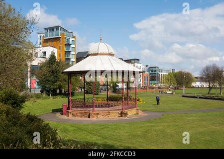 Le kiosque à Victoria Park avec le nouveau développement de Parkway Behind, Newbury, West Berkshire, Angleterre, Royaume-Uni, Europe Banque D'Images