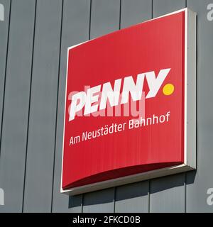 Panneau au néon pour une branche du comptoir alimentaire Penny Dans le centre-ville de Magdebourg en Allemagne Banque D'Images