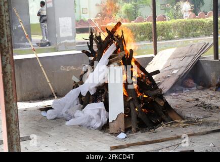 Beawar, Inde. 30 avril 2021. Des combinaisons protectrices ont été brûlées lors de la crémation d'une victime de la COVID-19 à Hindou Moksha Dham crématorium, en raison d'une augmentation des cas de coronavirus à Beawar. (Photo de Sumit Saraswat/Pacific Press) crédit: Pacific Press Media production Corp./Alay Live News Banque D'Images