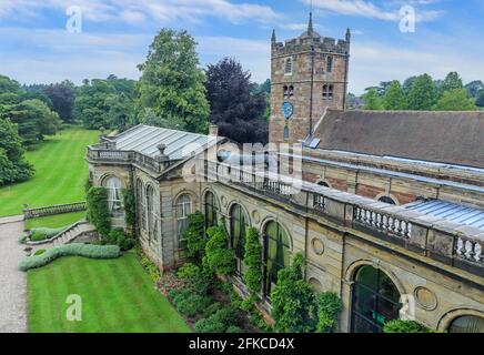 L'église St. Andrews et l'Orangerie à Weston Park, Weston-sous-Lizard, près de Shifnal, Staffordshire, Angleterre, ROYAUME-UNI. Banque D'Images