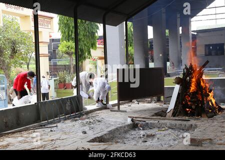 Beawar, Inde. 30 avril 2021. Les membres de la famille retirent les combinaisons protectrices, après la crémation d'une victime de la COVID-19 au crématorium hindou de Moksha Dham, en raison d'une augmentation des cas de coronavirus à Beawar. (Photo de Sumit Saraswat/Pacific Press) crédit: Pacific Press Media production Corp./Alay Live News Banque D'Images