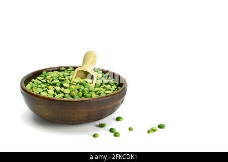 Petits pois dans un bol en bois isolé sur fond blanc Banque D'Images