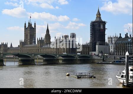 Les drapeaux volent à mi-mât à travers le Royaume-Uni pour marquer la mort du duc d'Édimbourg le 09.04.2021, chambres du Parlement, Westminster, Londres. ROYAUME-UNI Banque D'Images