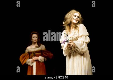 Judy Parfitt (Gertrude), Marianne Faithfull (Ophelia) au HAMEAU par Shakespeare au Roundhouse, Londres NW1 17/02/1969 un dessin de production de théâtre libre: Jocelyn Herbert éclairage: Nick Chelton combats: William Hobbs réalisateur: Tony Richardson Banque D'Images