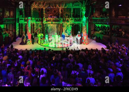 Participants à des tenues vibrantes au concours alternatif Miss monde d’Andrew Logan, Globe Theatre, Londres 2018 Banque D'Images