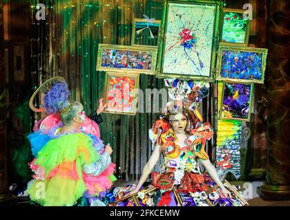 Participants à des tenues vibrantes au concours alternatif Miss monde d’Andrew Logan, Globe Theatre, Londres 2018 Banque D'Images