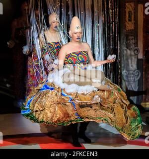 Participants à des tenues vibrantes au concours alternatif Miss monde d’Andrew Logan, Globe Theatre, Londres 2018 Banque D'Images