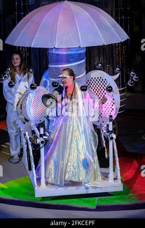 Participants à des tenues vibrantes au concours alternatif Miss monde d’Andrew Logan, Globe Theatre, Londres 2018 Banque D'Images