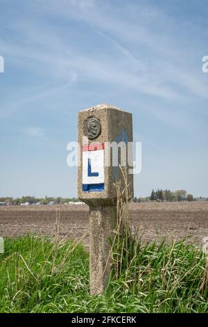 Marqueur d'autoroute Lincoln sous le soleil du printemps. Franklin Grove, Illinois, États-Unis. Banque D'Images