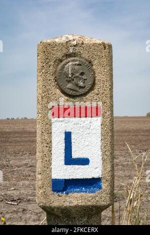 Marqueur d'autoroute Lincoln sous le soleil du printemps. Franklin Grove, Illinois, États-Unis. Banque D'Images