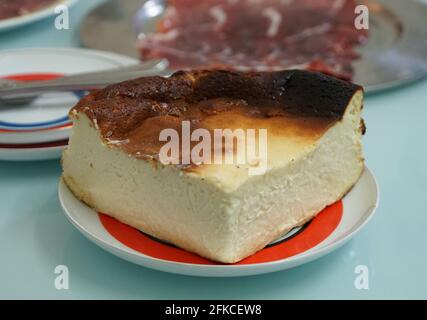 Le célèbre gâteau au fromage de San Sebastían, dans le pays Basque Banque D'Images