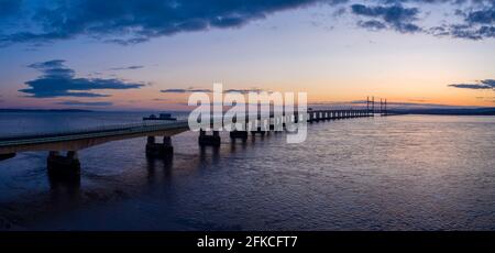 Pont Severn traversant l'Angleterre vers le pays de Galles, au coucher du soleil. Le pont est également appelé le pont du Prince de Galles Banque D'Images