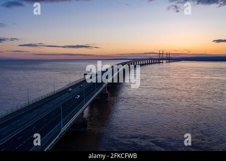 Pont Severn traversant l'Angleterre vers le pays de Galles, au coucher du soleil. Le pont est également appelé le pont du Prince de Galles Banque D'Images