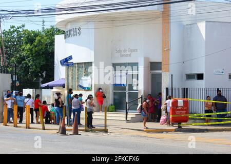 Les Mexicains se tenant en ligne devant l'urgence entrée d'un hôpital public à Merida Mexique pendant le Pandémie Covid-19 Banque D'Images