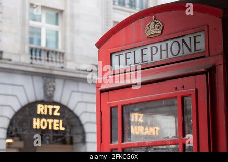 Une boîte téléphonique rouge britannique en face du Ritz Hotel sur Piccadilly à Londres. Il s'agit d'un modèle K6 conçu par Sir Giles Gilbert Scott. Banque D'Images