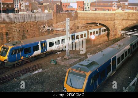 Bolton, Royaume-Uni - mars 2021 : trains du Nord (classe 331) au départ et à l'arrivée de la gare de Bolton. Banque D'Images