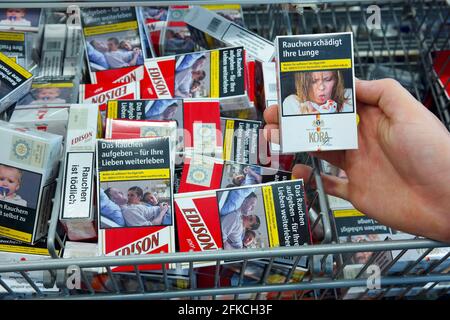 Cigarettes dans un supermarché Aldi Banque D'Images