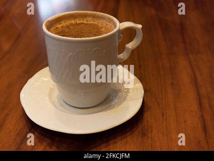 Au Moyen-Orient, « ahlab » est une boisson d'hiver à base de lait chaud avec une consistance de pudding, parfois garnie de noix et de cannelle. Banque D'Images