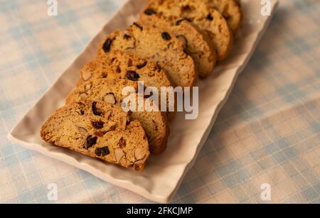 Motif de biscuits aux amandes fraîchement cuits sur fond de tissu à carreaux bleu et blanc. Gros plan. Pause de l'après-midi. Banque D'Images