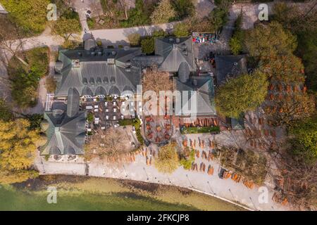 Vider Seehaus Beergarden au lac Kleinhesseloher dans le jardin anglais à Munich, Allemagne. Banque D'Images