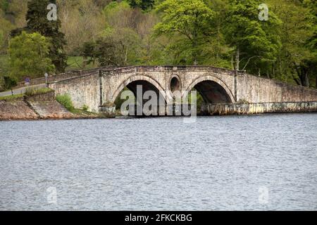 Vieux pont historique au Loch Fyne dans la région de La ville écossaise d'Inveraray Banque D'Images