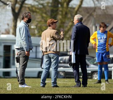 27 avril 2021. Montreuil-sur-Mer, pas de Calais France. FR - sur le plateau de tournion du film 'un Homme heureux' à Union Sportive Montreuil av Banque D'Images