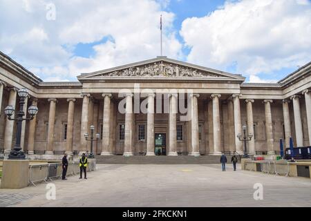 Londres, Royaume-Uni. 30 avril 2021. Vue extérieure du British Museum, dans le centre de Londres, qui est fermé depuis le début de la pandémie du coronavirus. Les musées doivent rouvrir le 17 mai. Banque D'Images