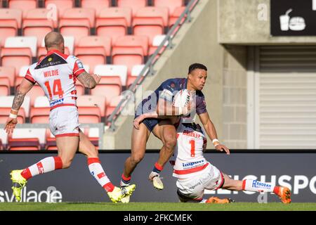 Regan Grace (5) de St Helens est attaqué par Ryan Brierley (1) des Centurion de Leigh Banque D'Images