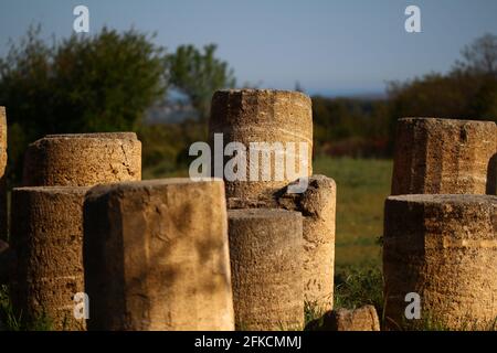 Anciennes colonnes romaines au site archéologique de Castellas (Altimurium) à Murviel-lès-Montpellier, Hérault, France Banque D'Images