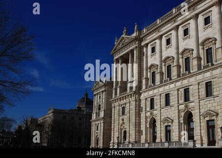 Vue sur la façade néoclassique de Neue Burg (nouveau château), siège de la Bibliothèque nationale et du Musée d'Histoire de l'Art, à Vienne, Autriche. Banque D'Images