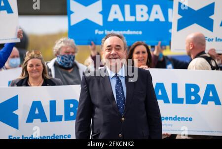 Falkirk, Écosse, Royaume-Uni. 30 avril 2021. Le leader du nationaliste pro-écossais Alba Party , Alex Salmond, fait campagne avec les partisans du parti à la roue Falkirk avant les élections écossaises le 6 mai. Iain Masterton/Alay Live News Banque D'Images