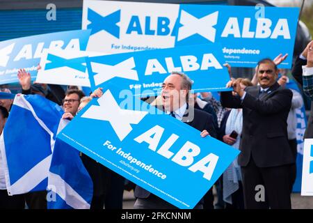 Falkirk, Écosse, Royaume-Uni. 30 avril 2021. Le leader du nationaliste pro-écossais Alba Party , Alex Salmond, fait campagne avec les partisans du parti à la roue Falkirk avant les élections écossaises le 6 mai. Iain Masterton/Alay Live News Banque D'Images