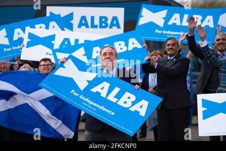 Falkirk, Écosse, Royaume-Uni. 30 avril 2021. Le leader du nationaliste pro-écossais Alba Party , Alex Salmond, fait campagne avec les partisans du parti à la roue Falkirk avant les élections écossaises le 6 mai. Iain Masterton/Alay Live News Banque D'Images