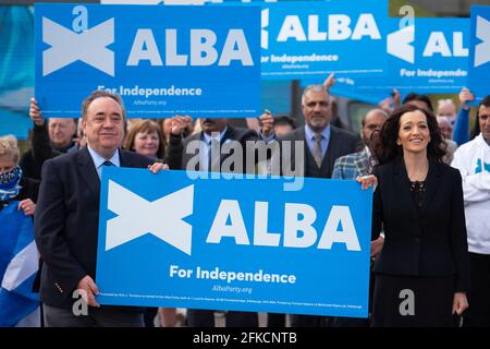 Falkirk, Écosse, Royaume-Uni. 30 avril 2021. Le leader du nationaliste pro-écossais Alba Party , Alex Salmond, fait campagne avec les partisans du parti à la roue Falkirk avant les élections écossaises le 6 mai. Iain Masterton/Alay Live News Banque D'Images