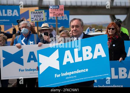 Falkirk, Écosse, Royaume-Uni. 30 avril 2021. Le leader du nationaliste pro-écossais Alba Party , Alex Salmond, fait campagne avec les partisans du parti à la roue Falkirk avant les élections écossaises le 6 mai. Iain Masterton/Alay Live News Banque D'Images