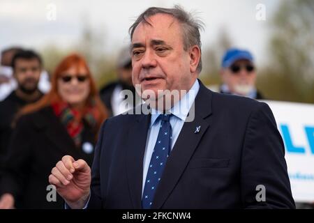 Falkirk, Écosse, Royaume-Uni. 30 avril 2021. Le leader du nationaliste pro-écossais Alba Party , Alex Salmond, fait campagne avec les partisans du parti à la roue Falkirk avant les élections écossaises le 6 mai. Iain Masterton/Alay Live News Banque D'Images