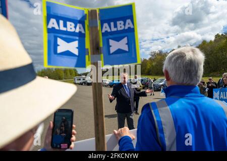 Falkirk, Écosse, Royaume-Uni. 30 avril 2021. Le leader du nationaliste pro-écossais Alba Party , Alex Salmond, fait campagne avec les partisans du parti à la roue Falkirk avant les élections écossaises le 6 mai. Iain Masterton/Alay Live News Banque D'Images