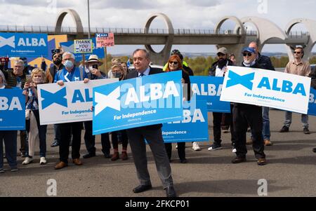 Falkirk, Écosse, Royaume-Uni. 30 avril 2021. Le leader du nationaliste pro-écossais Alba Party , Alex Salmond, fait campagne avec les partisans du parti à la roue Falkirk avant les élections écossaises le 6 mai. Iain Masterton/Alay Live News Banque D'Images