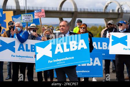 Falkirk, Écosse, Royaume-Uni. 30 avril 2021. Le leader du nationaliste pro-écossais Alba Party , Alex Salmond, fait campagne avec les partisans du parti à la roue Falkirk avant les élections écossaises le 6 mai. Iain Masterton/Alay Live News Banque D'Images