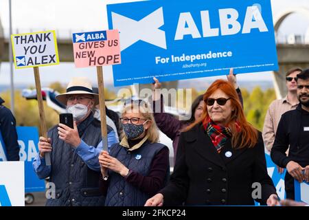 Falkirk, Écosse, Royaume-Uni. 30 avril 2021. Le leader du nationaliste pro-écossais Alba Party , Alex Salmond, fait campagne avec les partisans du parti à la roue Falkirk avant les élections écossaises le 6 mai. Iain Masterton/Alay Live News Banque D'Images