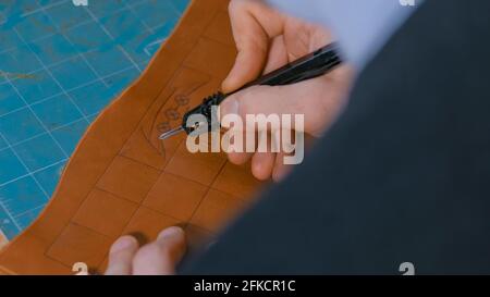 Skinner faire détails décoratifs sur terrain de jeu en cuir Banque D'Images