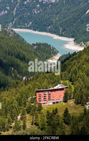 Ancien Hôtel Paradiso et Lac de Gioveretto dans la vallée de Martell (Marteltal), Bolzano, Trentin-Haut-Adige, Italie Banque D'Images