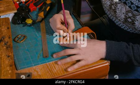 Skinner travailler avec courroie de cuir Banque D'Images