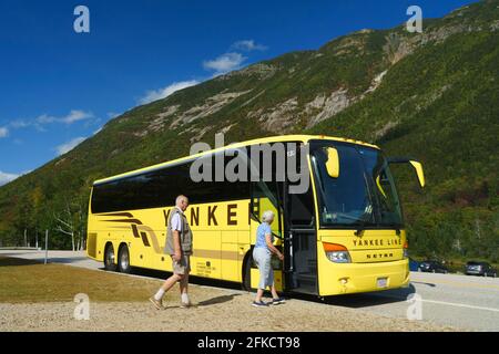 Deux touristes seniors embarquant dans un bus Yankee Line. Banque D'Images
