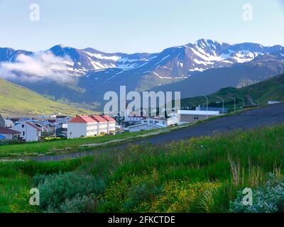 ISLANDE, SIGLUFJÖRÐUR - 11 JUILLET 2009 : vue sur la petite ville de pêcheurs Siglufjörður sur la côte nord de l'Islande Banque D'Images