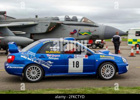 Richard Burns Memorial Rally à RAF Marham, Norfolk, UK, avec un Panavia Tornado de la Royal Air Force à la ligne de départ. Damien Rigden racing Subaru Impreza Banque D'Images