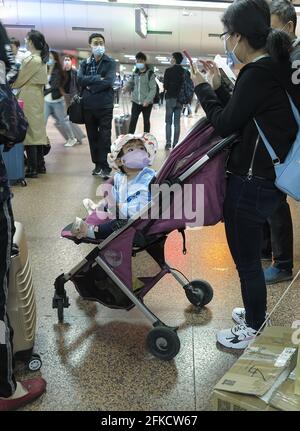 Pékin, Chine. 30 avril 2021. Les parents se déplacent avec leur enfant à la gare ouest de Beijing. La population de la Chine continue de croître depuis 2020, a déclaré jeudi le Bureau national de statistique (NBS). Les données spécifiques seront publiées dans le 7e bulletin national de recensement de la population, a déclaré le NBS dans une brève déclaration sur son site Web. Le 7e recensement national de la population a été lancé en novembre de l'année dernière. Crédit : SOPA Images Limited/Alamy Live News Banque D'Images